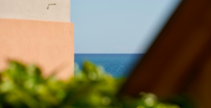 Panoramablick auf das Ligurische Meer zwischen den Olivenbäumen der Unterkunft