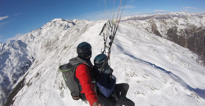 Atemberaubende Aussicht beim Gleitschirmflug im Ultental