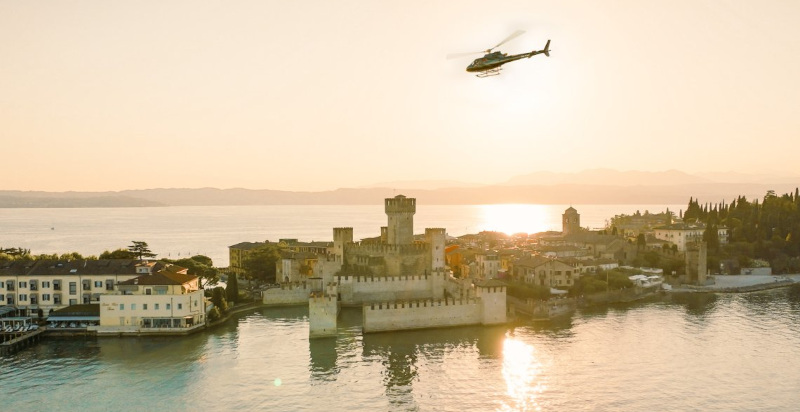 Panoramaaufnahme des Gardasees aus dem Helikopter