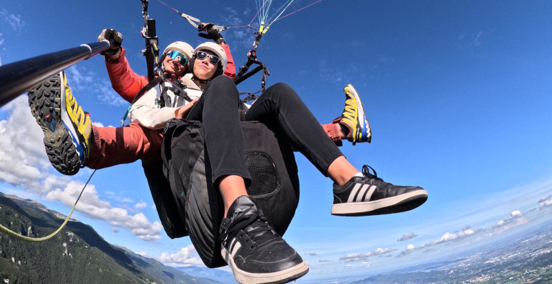 Tandem-Gleitschirmflug für Passagiere am Monte Grappa in Italien.