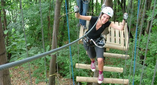 Parcours zwischen den Bäumen im Abenteuerpark von Veglio