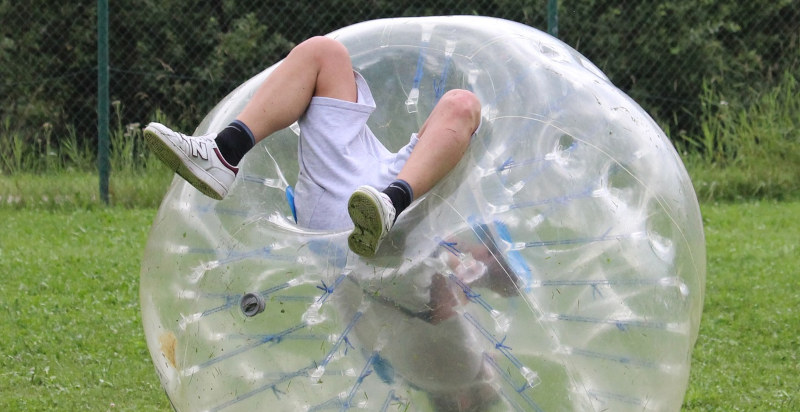 Spaßige Momente mit Bubble Fußball in Trentino erleben