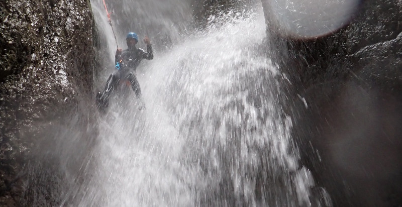 Seilpassage entlang eines Wasserfalls beim Canyoning im Val di Sole
