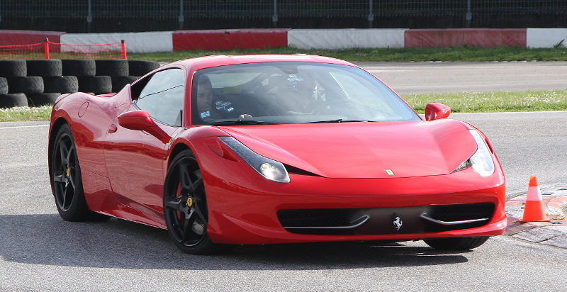 Beifahrer im Ferrari 458 Italia auf der Rennstrecke in Precenicco