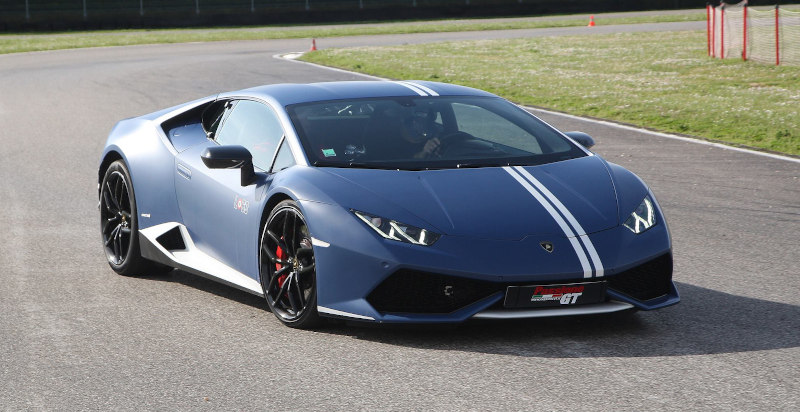 Beifahrer im Lamborghini Huracán auf der Rennstrecke Pomposa