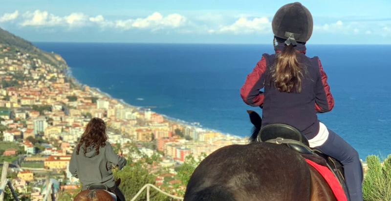 Ausritt mit dem Pferd Mädchen Aussicht aufs Meer in Pietra Ligure