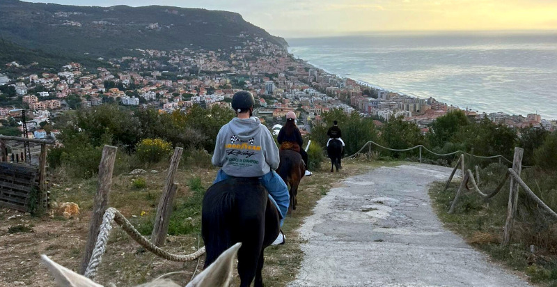 Ausritt mit dem Pferd auf Weg mit Aussicht auf das Meer un Pietra Ligure