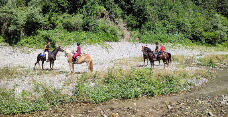 Reitausflug neben Bergbachbett in Gleggio Superiore