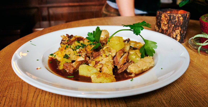 Traditionelles Tiroler Gericht: Gröstl mit Speck und Kartoffeln.