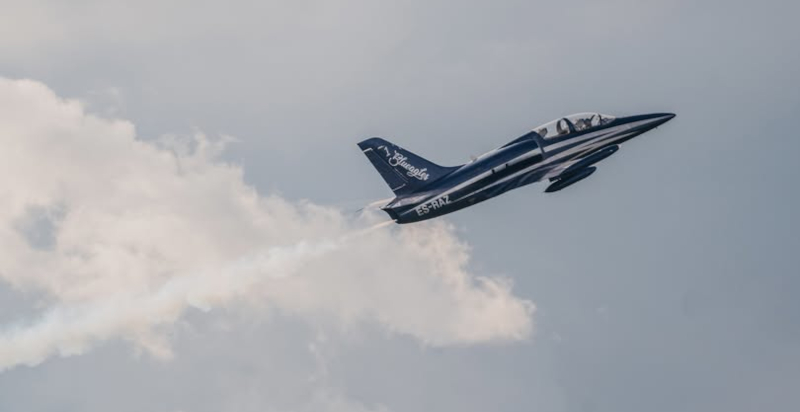 Ein L-39 Albatros-Kampfflugzeug in Aosta fliegen