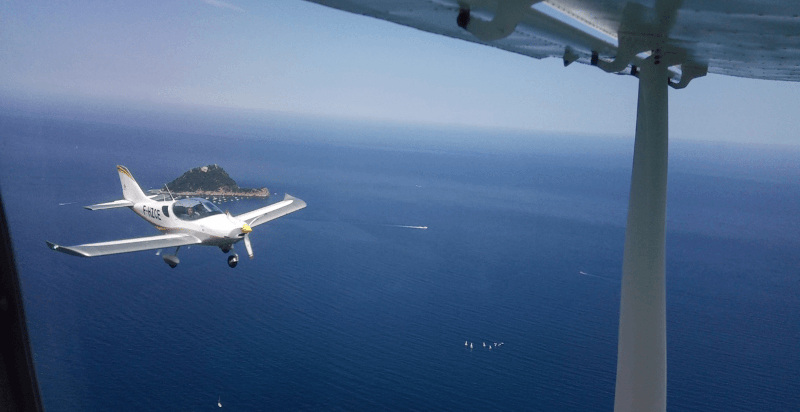 Flugzeug selbst fliegen in Villanova d'Albenga in Ligurien