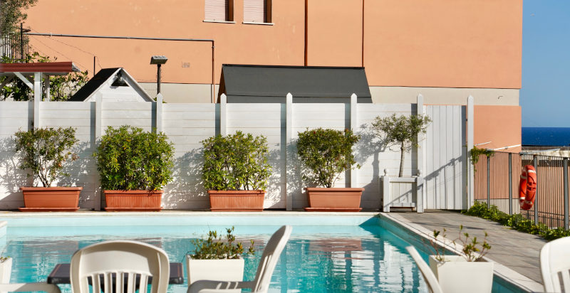 Außenpool und Solarium-Bereich mit Meerblick im Residence Felice in Celle Ligure