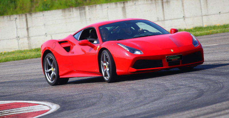 Ein Ferrari 488 GTB beschleunigt auf der Zielgeraden in Mailand, das ideale Geschenk für Motorsportfans