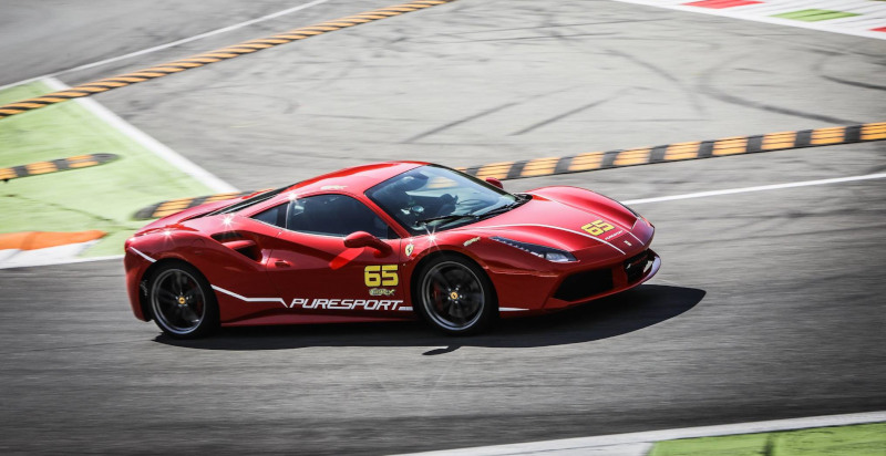 Ein Ferrari 488 GTB beschleunigt auf der Zielgeraden in Pavia, das ideale Geschenk für Motorsportfans