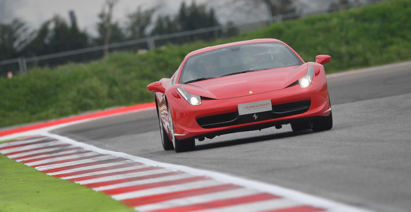 Fahren eines Ferrari 458 Italia auf der Rennstrecke von Monza