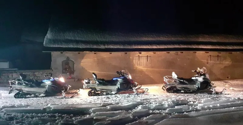 Nachtfahrt mit dem Motorschlitten unter dem Sternenhimmel