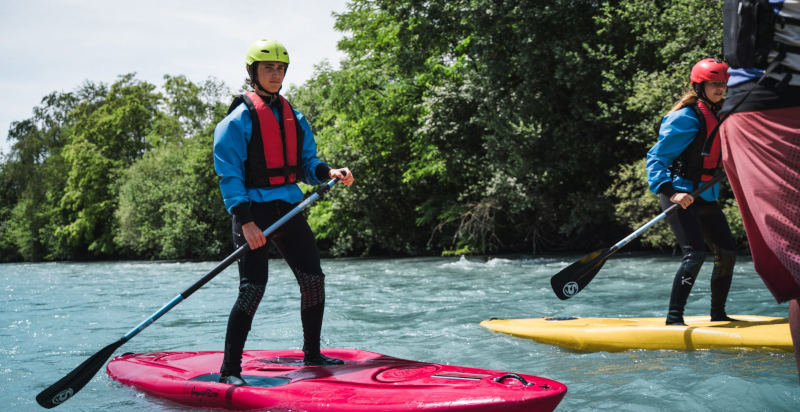 Person beim River SUP auf der Etsch bei Naturns