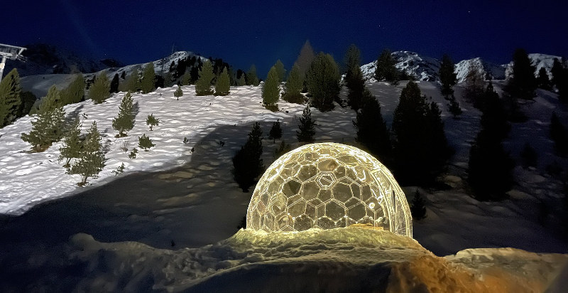 Romantisches Kristall-Iglu für zwei Personen in den verschneiten Alpen