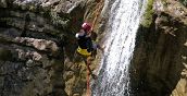 Teilnehmer beim Sprung ins Wasserbecken in der Nähe von Brescia