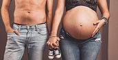 Babybauch Shooting in Studio mit kreativen Accessoires
