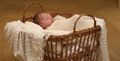 Natürliches Baby Fotoshooting in Wien mit sanftem Tageslicht