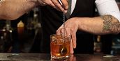 Erfahrener Barkeeper, der einen kreativen Cocktail in einer Bar in Rom zubereitet