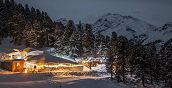Weitblick über das Schneedorf und die alpine Winterlandschaft
