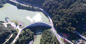 Blick von oben auf die Bungee-Jumping-Anlage am Damm in Österreich
