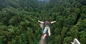 Freier Fall beim Bungeejumping in Lingenau inmitten der Natur
