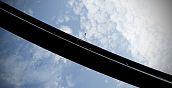 Bungy Springen in Lingenau im Moment des hoechsten Adrenalinkicks
