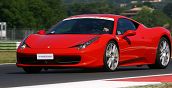 Ferrari beschleunigt auf der Vairano-Piste während eines Fahrversuchs
