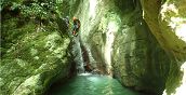 Sprung von Felsen ins klare Wasser beim Canyoning in der Garfagnana