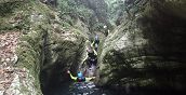 Canyoning Gruppe beim Rutschen entlang des Serrano-Baches
