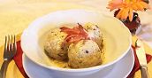 Hüttenessen mit traditionellen Gerichten und warmer Atmosphäre