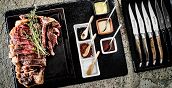 Südtiroler Fleisch serviert mit verschiedenen Salzen und Saucen im Restaurant Nives