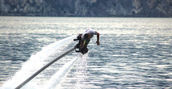 Flyboarding in Tignale am Gardasee: Akrobatik und Spaß auf dem Wasser