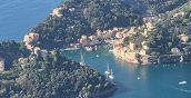 Ein eindrucksvolles Bild der ligurischen Küste mit ihren Buchten und dem kristallklaren Meer aus der Vogelperspektive