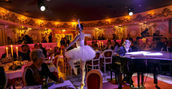Pianist während des Aperitifs während Dinner Show in Venedig