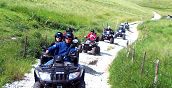 Quads fahren durch eine Wiese in Monte Verena