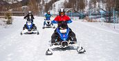 Gruppe auf Schneemobil Tour im Vialattea Skigebiet