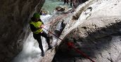 Abseilen mit Seil beim Canyoning im Bach Palvico