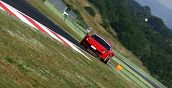 Rote Ferrari durchfährt eine Kurve auf einer Rennstrecke nahe Mailand