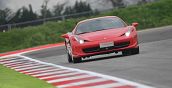 Erlebe den Nervenkitzel, einen Ferrari auf einer der bekanntesten Rennstrecken der Welt zu fahren