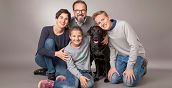 Glückliche Familie beim Fotoshooting im Fotostudio Graz