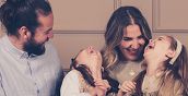 Familie beim Fotoshooting in Wien lacht gemeinsam
