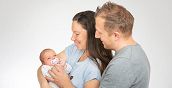 Familienfotoshooting in Graz mit Baby – Liebevolle Momente mit den Eltern