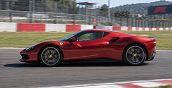 Ferrari 296 GTB auf der Start-Ziel-Geraden von Imola in der Emilia-Romagna