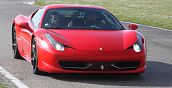 Beifahrer in einer Ferrari GT auf der Rennstrecke bei Turin
