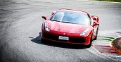 Ein Ferrari 488 nimmt eine Kurve auf der Rennstrecke von Monza in Angriff