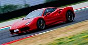 Ferrari 488 GTB beim Beschleunigen in Imola mit V8-Biturbo-Motor und Supersportwagen-Leistung